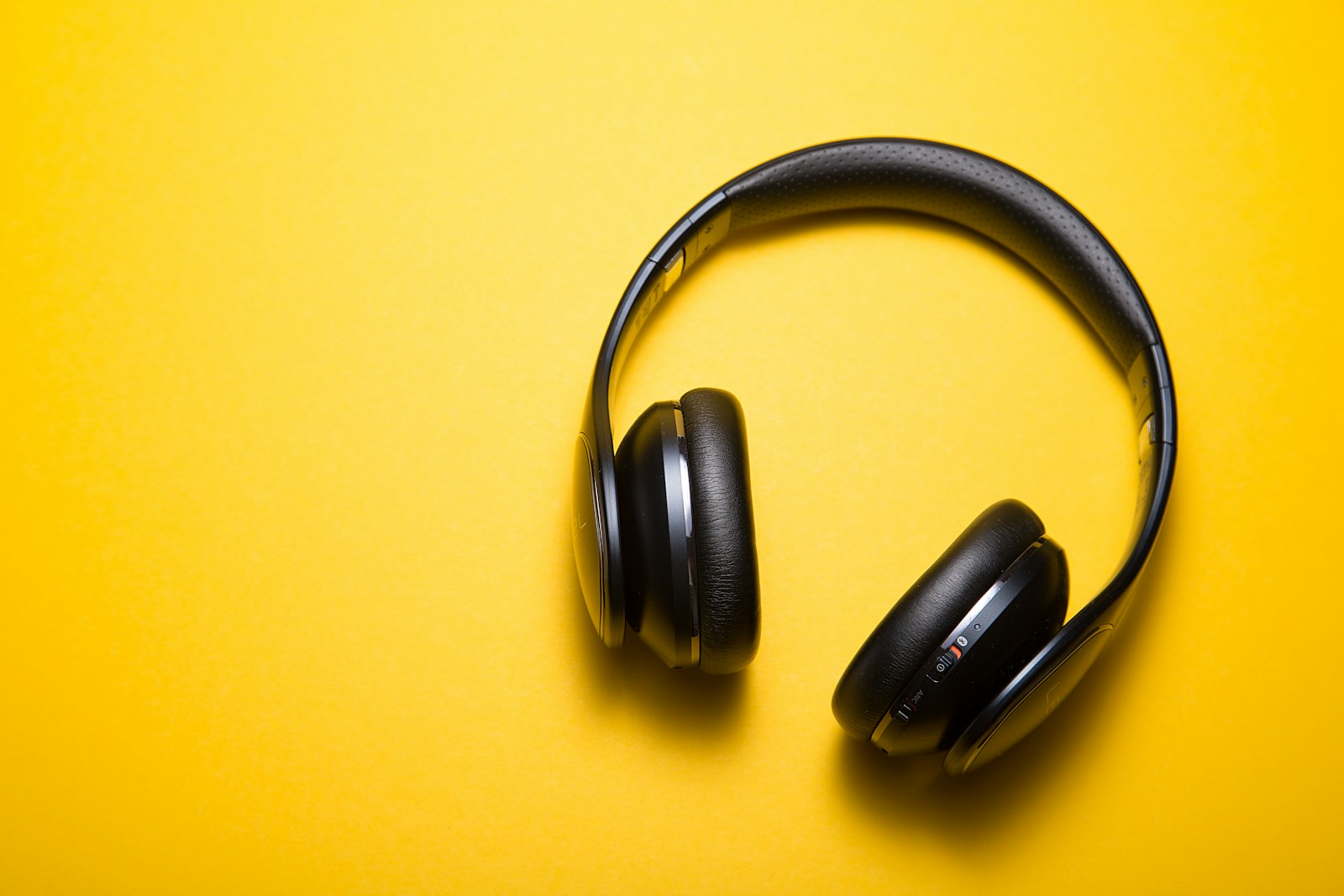 A real-life audio scene that supports how to choose headphones for a noisy commute