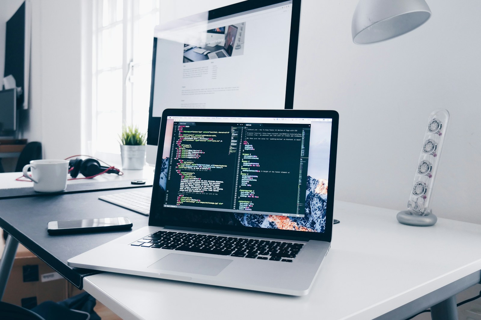 A real-life computing scene that supports how to choose a laptop for a hybrid work week