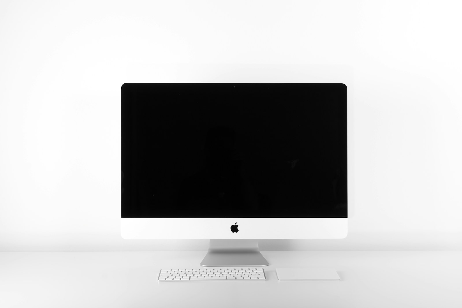 A real-life computing scene that supports how to set up a focused home workspace in a small room