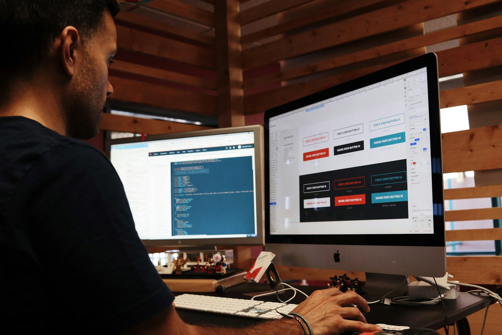A real-life computing scene that supports the everyday laptop features people forget to compare